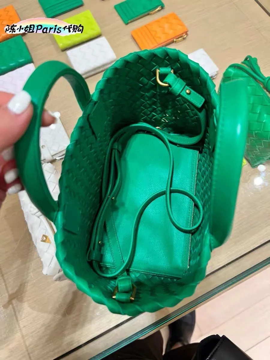 Mini and cute, even though it’s small, it can hold a tote vegetable basket—parrot green